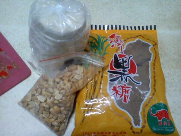 花生放在塑膠袋裡，外面用桿麵棍或空酒瓶敲碎，