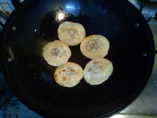 鍋內到點油、熱後把包好的黑糖餅放入鍋內用小火兩面煎至金黃色，這時中間餅皮有稍微鼓起。