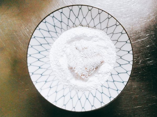 將雞肉放入粉內沾滿。