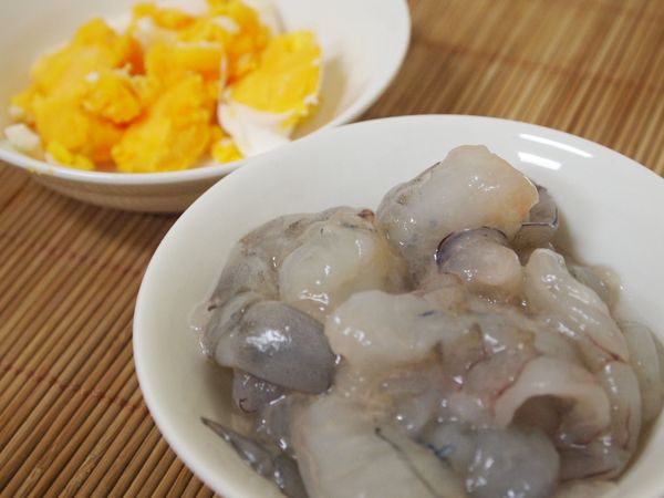 蝦去頭去殼開背加[醃料]醃1小時，瀝乾水分後裹太白粉。再取一油鍋預熱180度後，下鍋炸約10~15秒快速撈起瀝油備用。