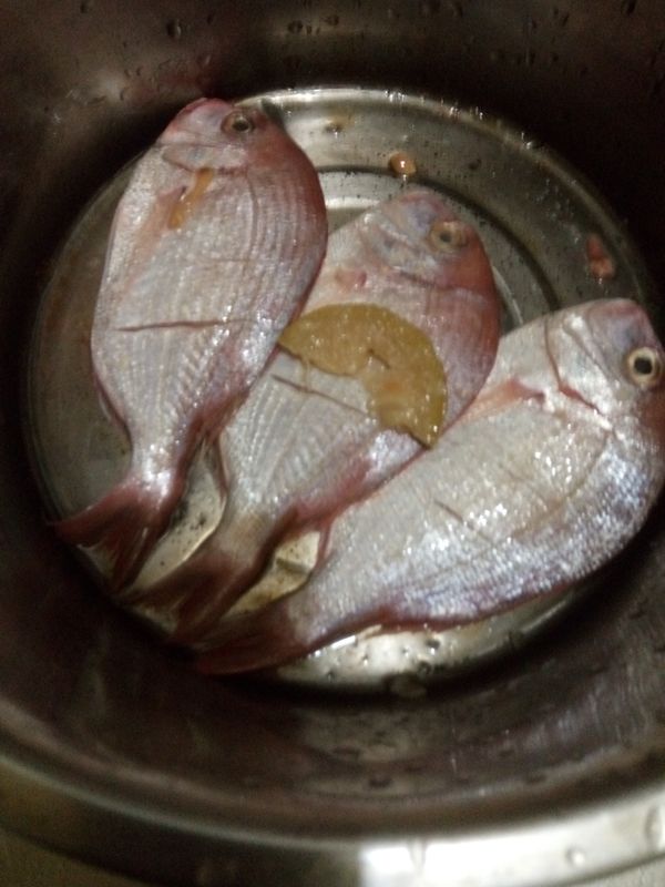 每尾去鱗，去腮，灑米酒適量，抹上檸檬鹽。而後抹上地瓜粉。