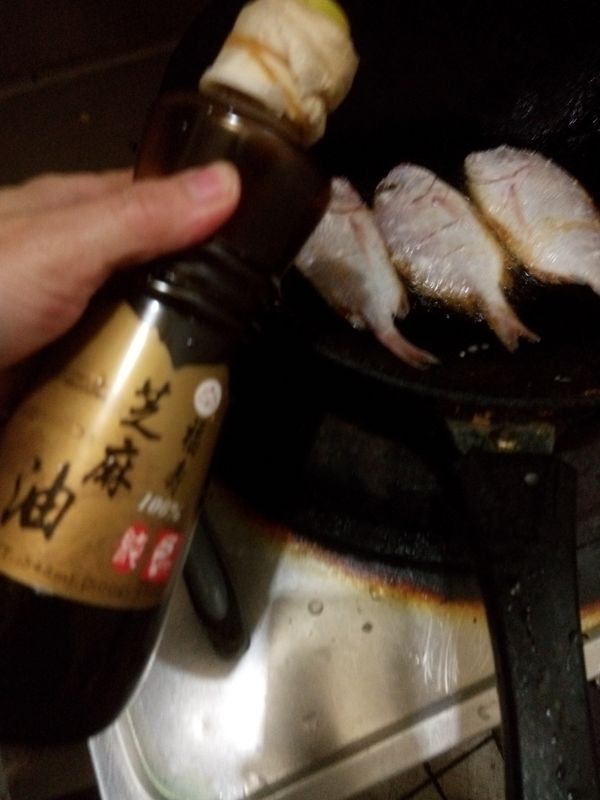 起鍋放入純芝麻遊遇熱，放入魚煎熟15分鐘。取出擺盤。