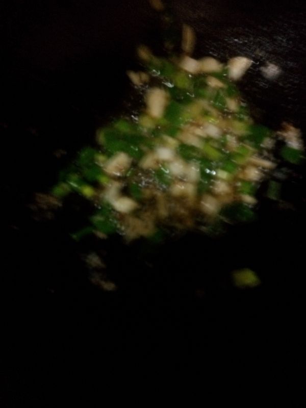 用煎魚油炒蔥珠和蒜丁炒香為止5分鐘，熄火取出淋在魚上。