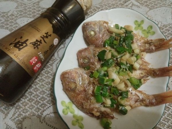 "麻油蔥蒜煎魚"即完成。