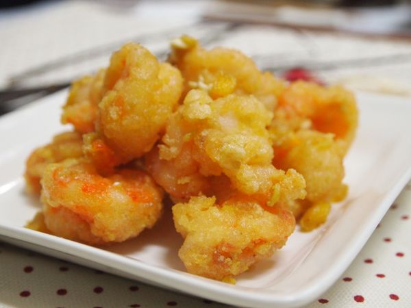 將鹹蛋黃搗碎，再以少許油小火炒至鹹蛋黃發泡，加上蝦球拌勻即可上菜了。