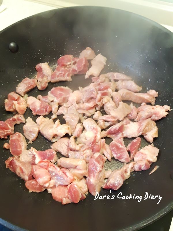 起熱鍋，肉放入鍋中拌炒。肉變色後加入青椒拌炒，再加入調味醬汁。
起鍋前淋一點香油即可。