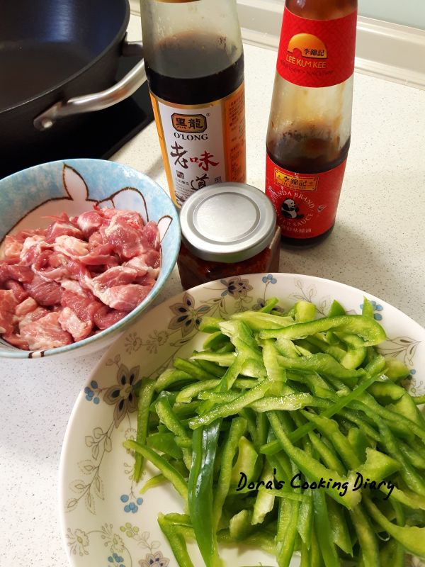 肉條（哈哈）先用醃料醃20分備用。青椒切絲。
