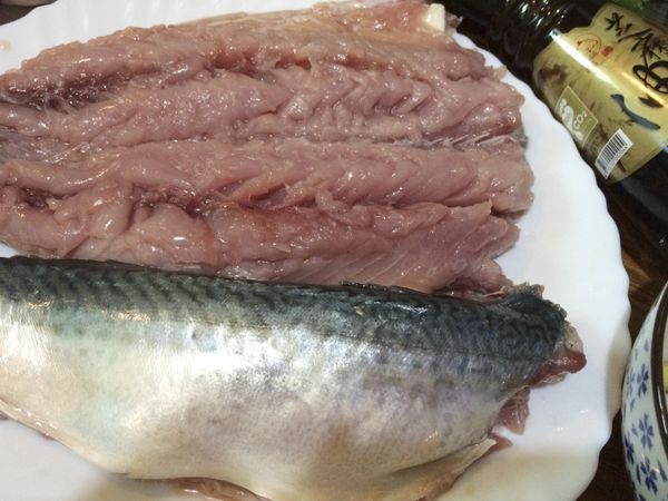 把鯖魚處理乾淨，可以先把魚骨去除，魚骨旁邊很容易卡血塊，去除掉魚骨這樣清洗會比較乾淨！魚清理乾淨就比較沒有魚腥味