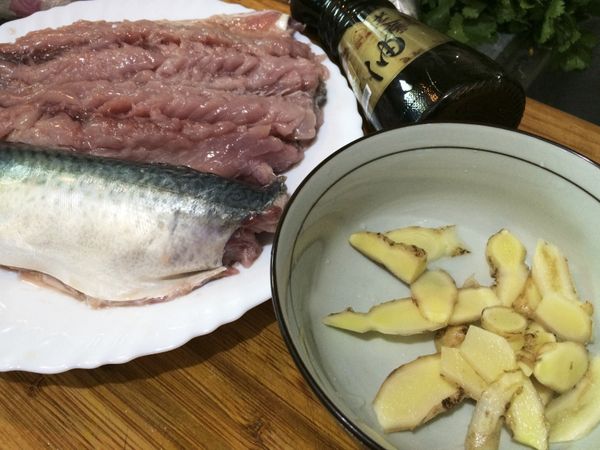 薑切片，準備麻油，跟醬料