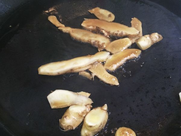 麻油2大匙，爆香薑片，香氣出來後才放入魚片