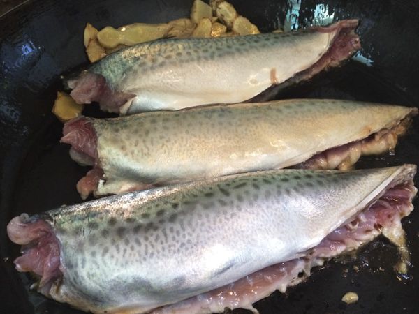 再放入魚片，煎到金黃