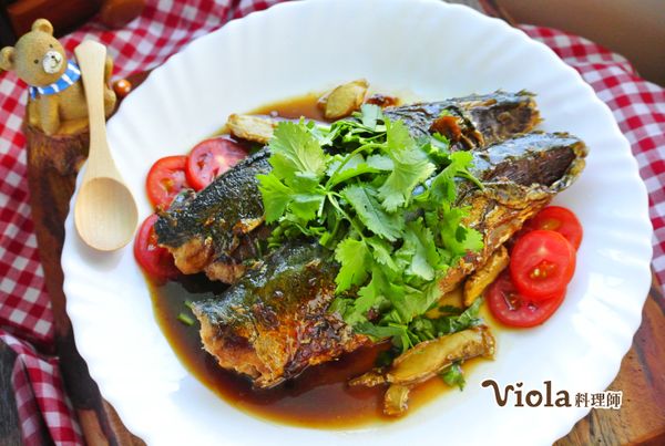 表面撒上香菜就完成這道美味麻油香燒鯖魚囉！