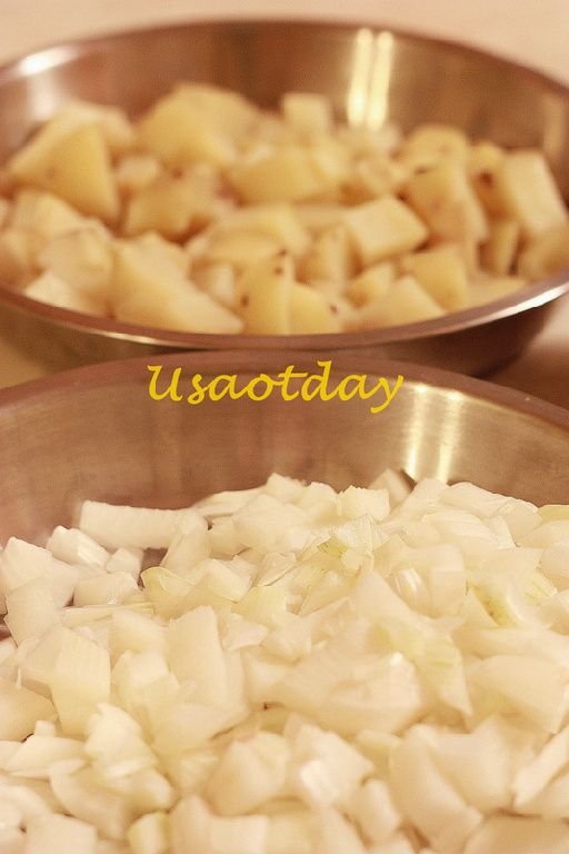 1. 鍋燒熱油加入洋蔥爆香炒出香味。
2. 加入牛絞內後繼續翻炒至牛絞肉完全分離。