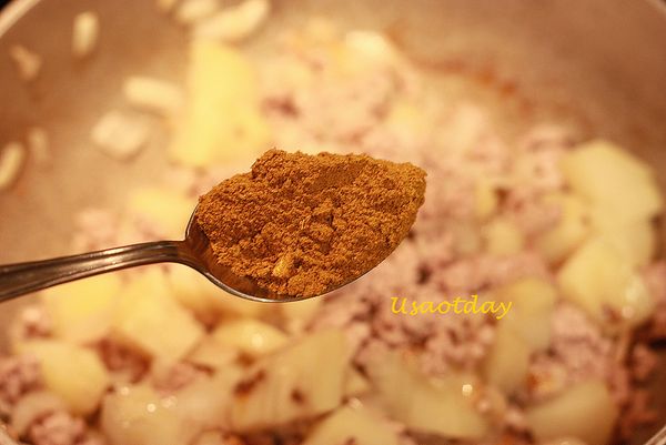 3. 加入馬鈴薯和咖哩粉拌炒至下再加入整罐的椰奶。
4. 蓋鍋約悶煮30分鐘，過程中記得不斷翻攪。