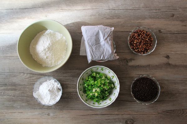 食材大集合。先將所有食材量好與秤好備用。