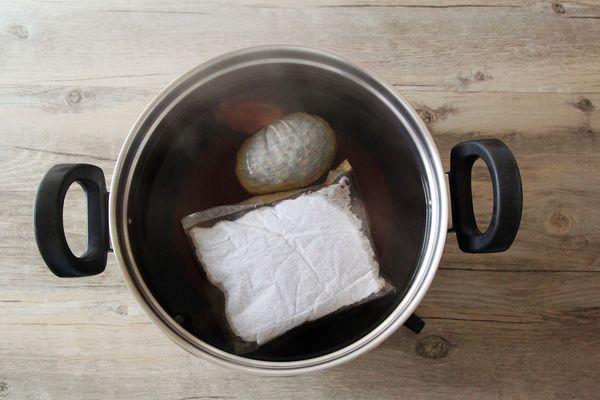 關火後放入阿薩姆紅茶包迅速攪拌約10秒，加蓋悶30~40分鐘後再將所有茶包撈起，倒入二砂糖攪拌至溶解即可，放涼後古早味紅茶即完成。(紅茶放涼後甜度會更明顯成現，而甜度可依個人口味調整，我個人會調甜一點，之後再加冰塊或牛奶口感會剛剛好。)