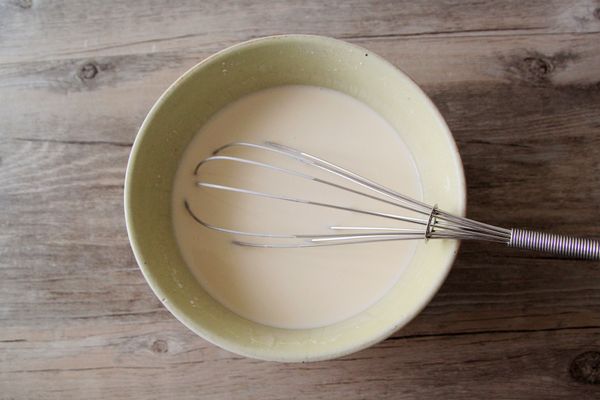 接著製做蛋餅。將中筋麵粉、玉米粉、水及鹽攪拌成稀糊狀的麵糊備用。