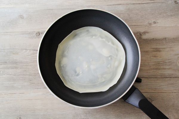 平底鍋小火加熱，鍋中抹薄薄一層食用油，將麵糊到入鍋中攤平煎成一片餅皮。(此麵糊用28公分平底鍋約可煎成4片餅皮)