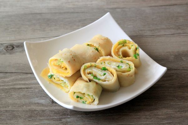 蛋餅煎好後捲起切成適口狀，加點自己喜歡的甜辣醬或醬油膏就完成囉!!!再配上一杯好喝的古早味紅茶超完美啊~~~