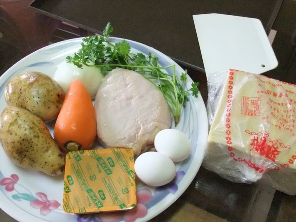 所有材料:乳酪餅(起酥片)/雞胸肉/馬鈴薯/紅蘿蔔/咖哩塊(中辣)/洋蔥/香菜/雞蛋