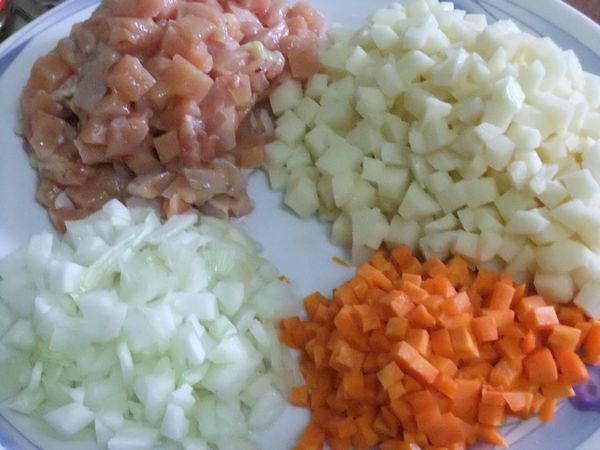 雞胸肉/馬鈴薯/紅蘿蔔/洋蔥洗淨後切小丁備用
