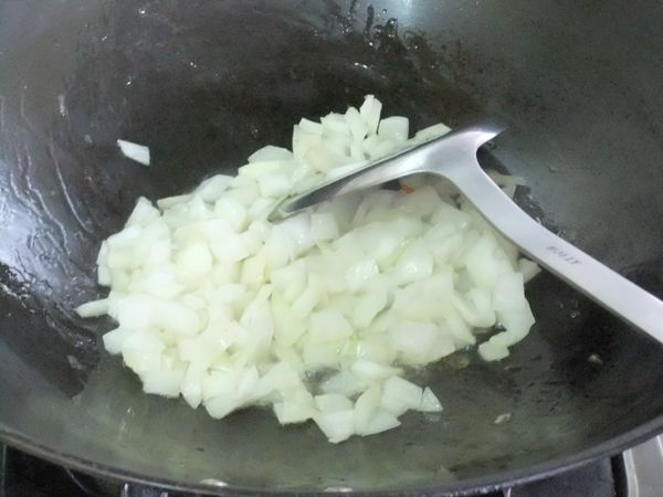 起油鍋洋蔥爆香