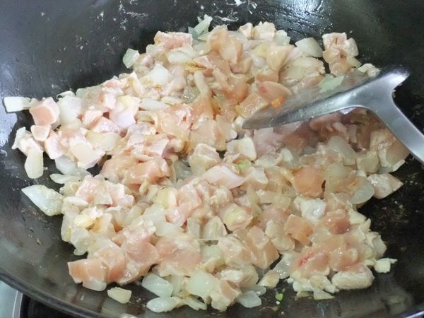 加入雞胸肉丁爆香