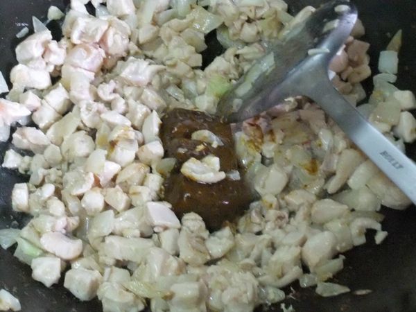 加入咖哩炒溶化