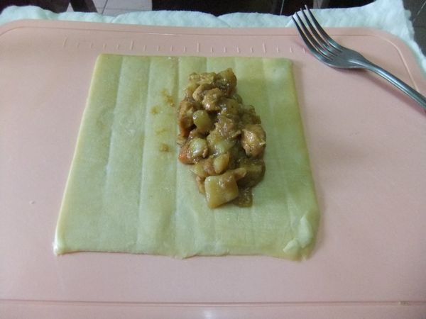 取一片乳酪餅→上方放入餡料