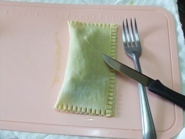 封口後正上方用刀子輕輕劃出3條線做造型