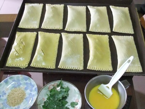 蛋液先取蛋黃放入碗中加入少許ㄉ水攪拌均勻→咖哩派表皮塗上蛋液