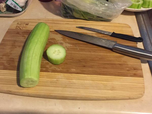 大黃瓜先切一塊塊 大約5公分左右