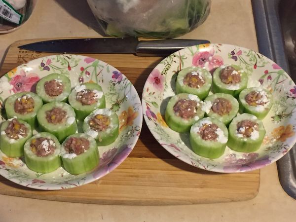 用湯匙挖一球絞肉
塞進 黃瓜裡 
記得一定要將黃瓜沾點玉米粉或太白粉