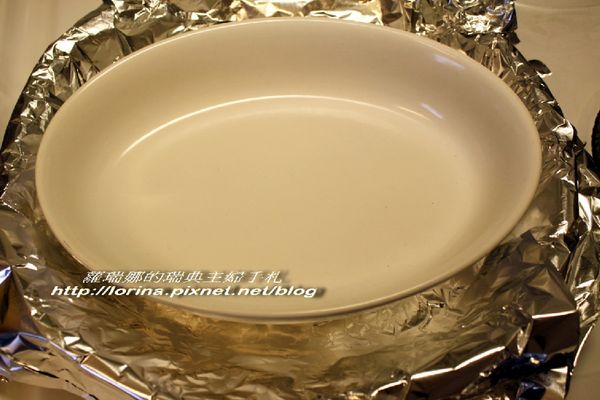 派皮上鋪上一層烤盤紙並用重物壓住，以180度烤15分鐘，接著把烤盤紙跟重物移開再烤5分鐘。派皮烤好後趁熱將蛋黃均勻的塗抹在派皮上（可防止醬汁將派皮浸濕）