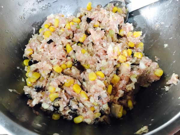 將各式蔬菜切小塊，香菇泡軟切小塊，加入豬絞肉、玉米粒和一些泡香菇留下來的水用手攪拌均勻，再加入醬油、鹽、黑胡椒和香油調味