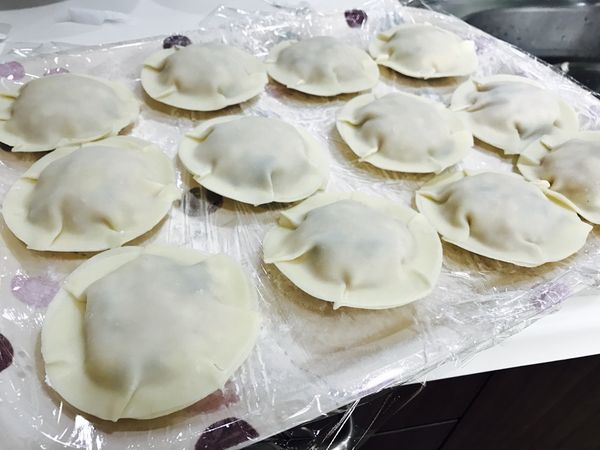 在一片水餃皮上放上滿滿的肉餡，再用另一片水餃皮合起來，在邊邊的地方折幾個折，這樣看起來就很像飛碟了，中間的肉餡請放多一點才有鼓鼓的感覺