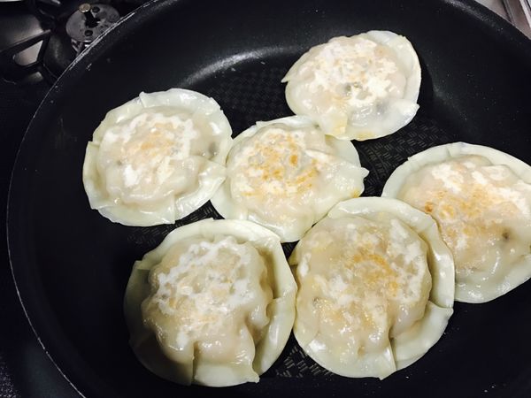 平底鍋上加一點油先將餡餅的兩片煎一下如照片的顏色後，可以試試看兩種做法~