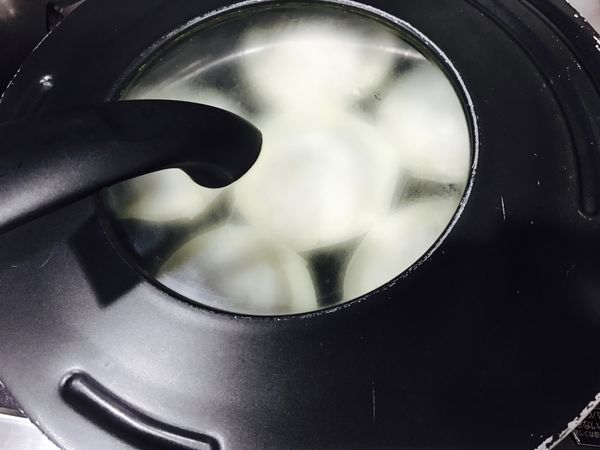 加一些水進來蓋上鍋蓋蒸煮到水蒸發後即可