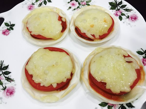 另外分享一下~多餘的餃子皮我會拿來做小尺吋比薩，小朋友也很喜歡喔