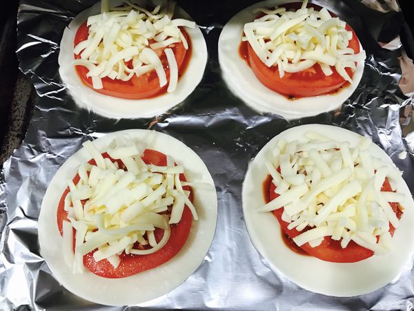 各種口味皆可，我喜歡塗上一層比薩醬或蕃茄醬，放上一片蕃茄和起司，進吐司機烤箱裡烤3~4分鐘即可