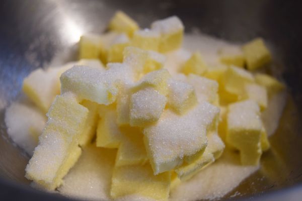 奶油與糖拌勻