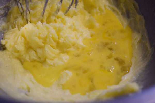 蛋液分兩次加入拌勻