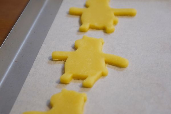 再將壓好的餅乾麵團排放在烤盤上