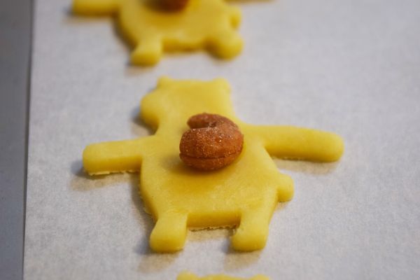 腰果沾上蛋液後放在麵糰上