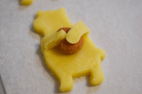 再將熊熊的手抱住腰果~~