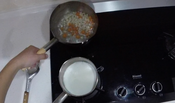 將洋蔥與胡蘿蔔切丁，先用水煮熟。