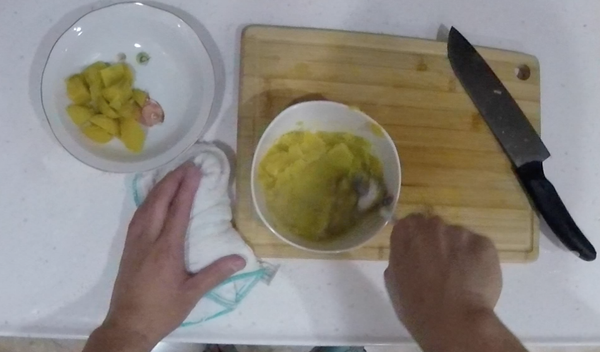 將蒸熟的地瓜，取一半壓成泥狀。另一半保持塊狀。