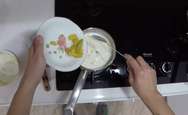 小火燉牛奶，快滾時加入所有食材混合。最後起鍋前以鹽與黑胡椒調味。