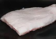 一早去跟肉攤買"豬板油"，順便切成約每塊一寸大小。（跟他說要炸豬油攤商就知道了）白油的部分越多越好，紅色部分炸不出什麼油只會焦化。