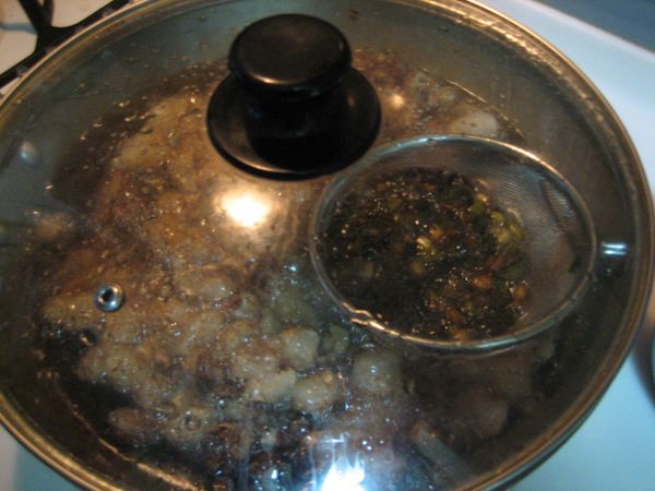 均勻變換蔥的位置，變黃拿出！（焦掉會苦）